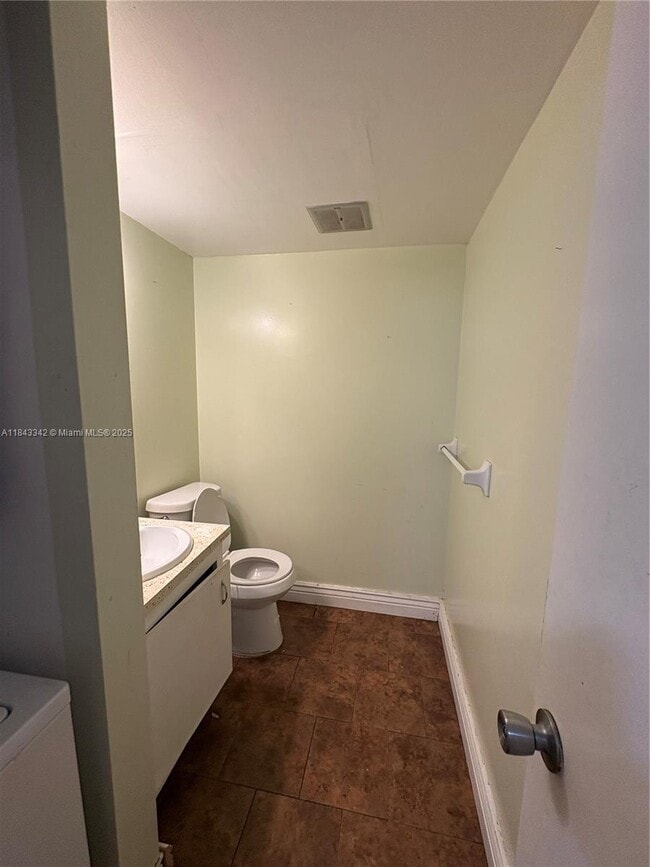Building Photo - 4160 Inverrary Dr