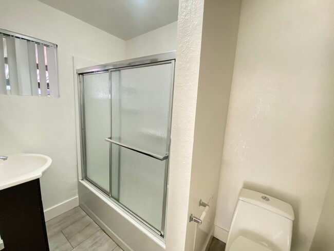 Building Photo - 1 Bedroom 1 Bath Bungalow, Ready Now!
