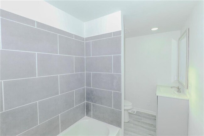 Building Photo - 1026 Lynhurst Dr SW