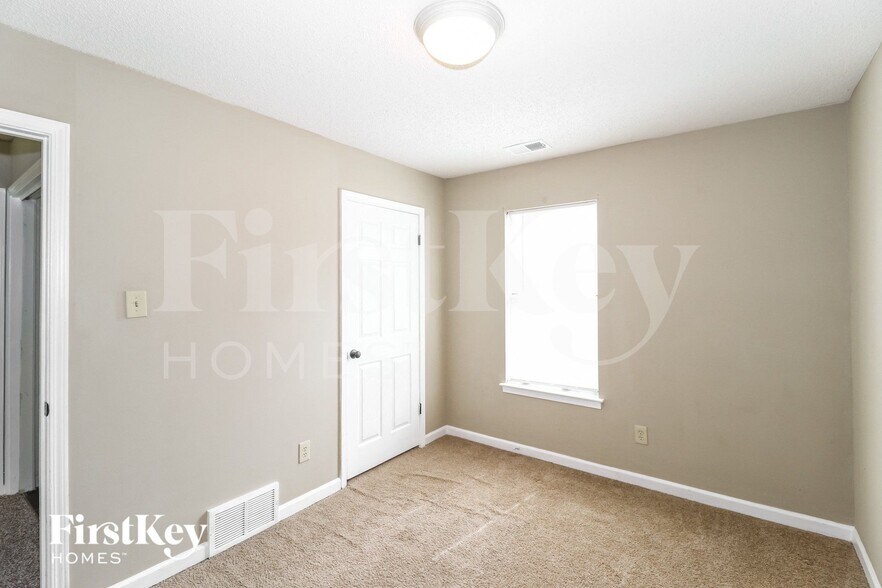 Building Photo - 5672 Riverhead Ave