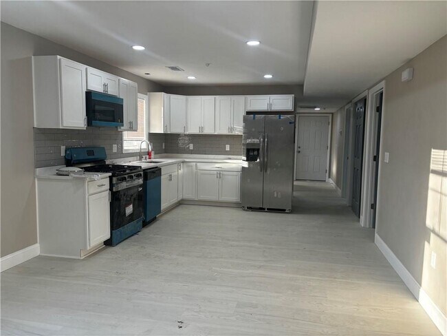 Building Photo - 375 Public St