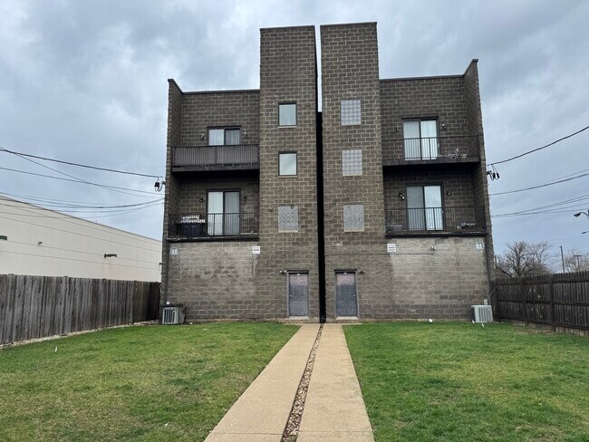 Building Photo - 1837 N Harlem Ave