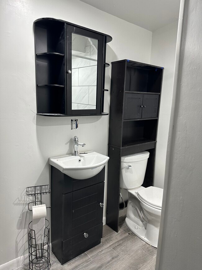 Bathroom 2 Sink toilet - 326 Refugio St