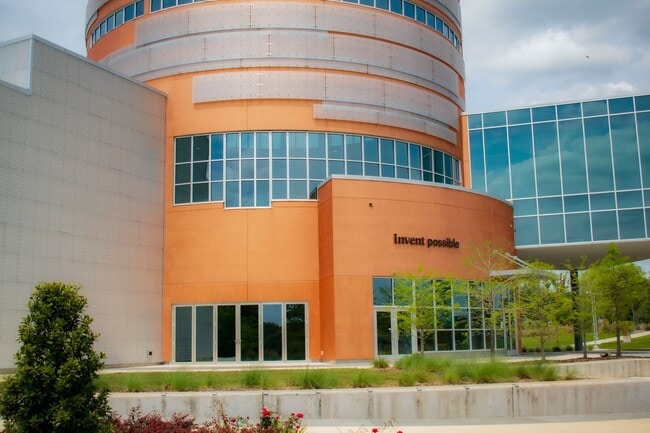 Building Photo - NOW LEASING FOR FALL 2026