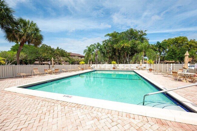 Building Photo - 2676 Carambola Cir N