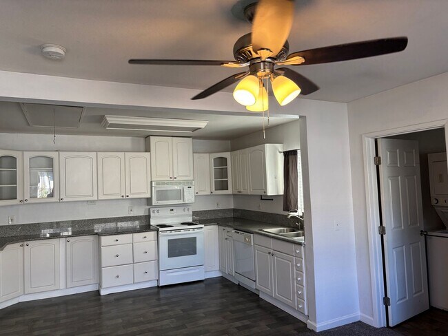 Building Photo - Cozy Duplex