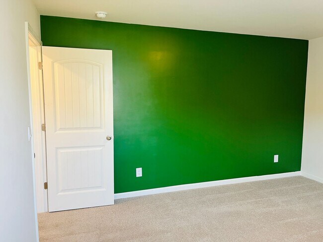Building Photo - WOW! 5 bedrooms, 4.5 baths with a guest be...