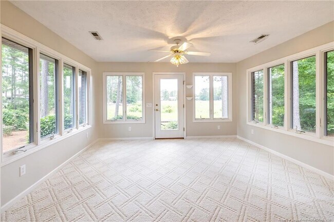 Building Photo - 789 Daphne Ln