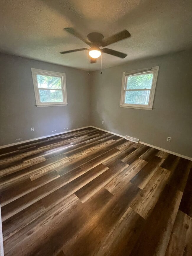 Building Photo - 3 Bed 2 Bath Carport Available 8-11-2025!!