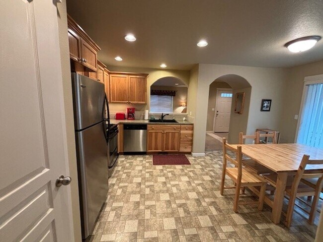 Building Photo - $500 OFF First Month Rent | 12 Month Lease | Crescent Creek Community