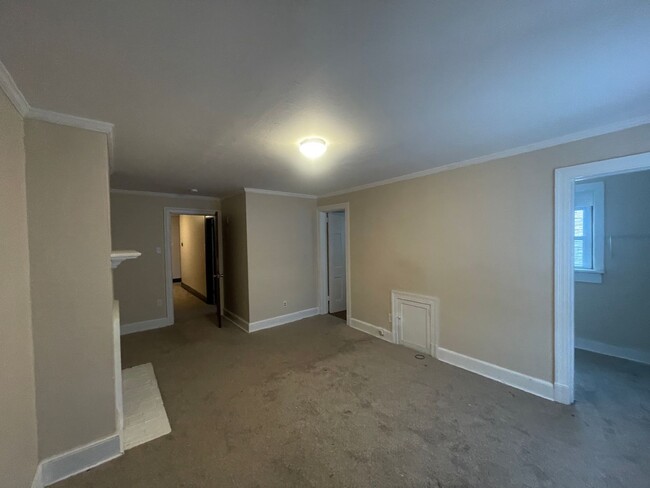 Building Photo - Available NOW!! 4 BEDROOM 2 FULL BATH SING...