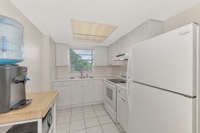 Building Photo - BEAULTIFUL 1 BEDROOM, 1 BATHROOM CONDO LOCATED JUST MINUTES FROM VENICE BEACH!