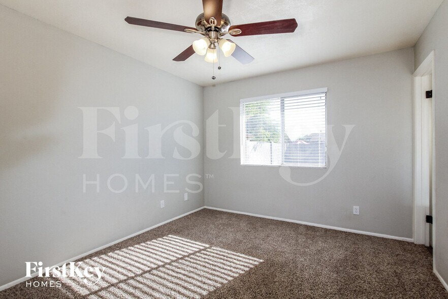 Building Photo - 2041 W Windrose Dr