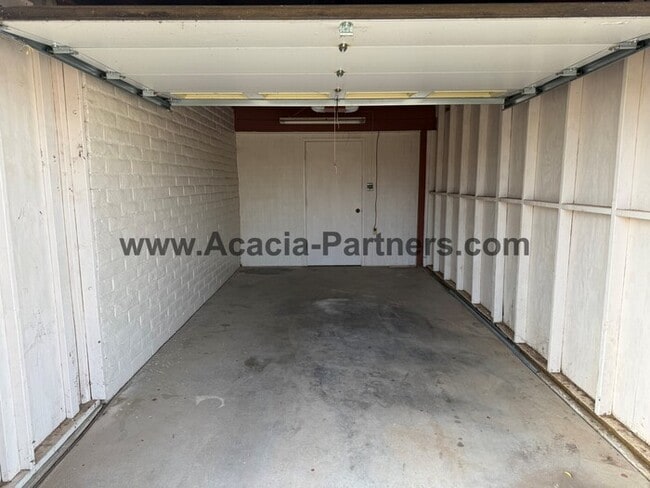 Building Photo - Eastside 3 Bedroom 2 Bath