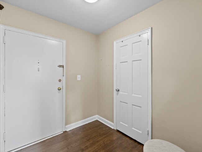Building Photo - Enjoy Comfortable Arlington Living at Old Glebe Road!