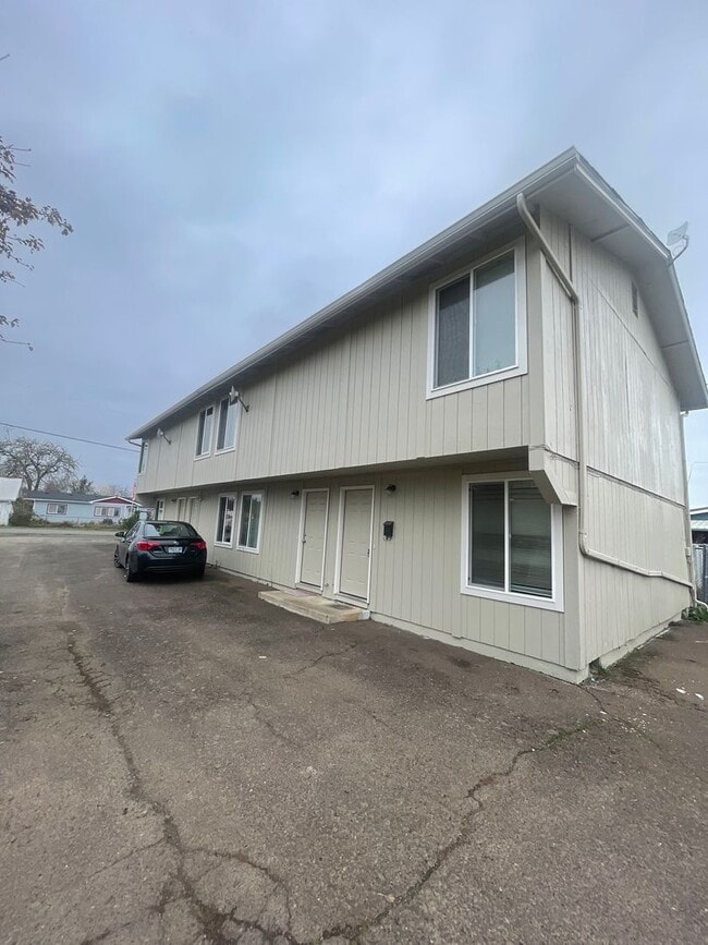 Building Photo - 2 Bedroom Town House!