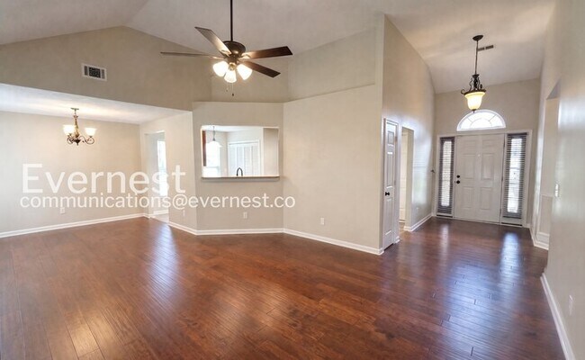 Building Photo - 3 Bed/2 Bath Home with Garage / Coming Soon!