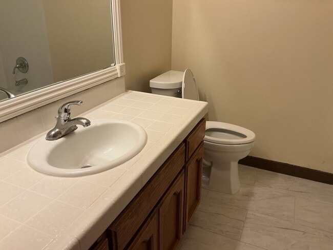 Building Photo - Los Caballeros #325