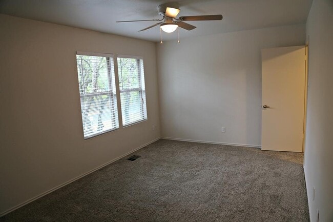 Building Photo - 2 Deerfield Dr