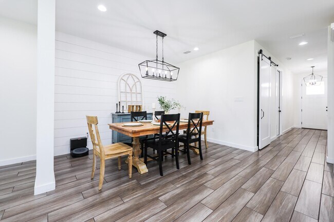 Building Photo - 1419 Calamian Dr