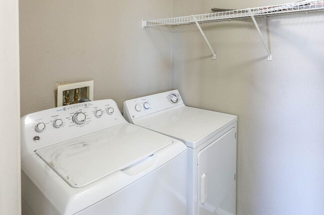 Building Photo - 3 Bedroom North Las Vegas Condo Convenient...