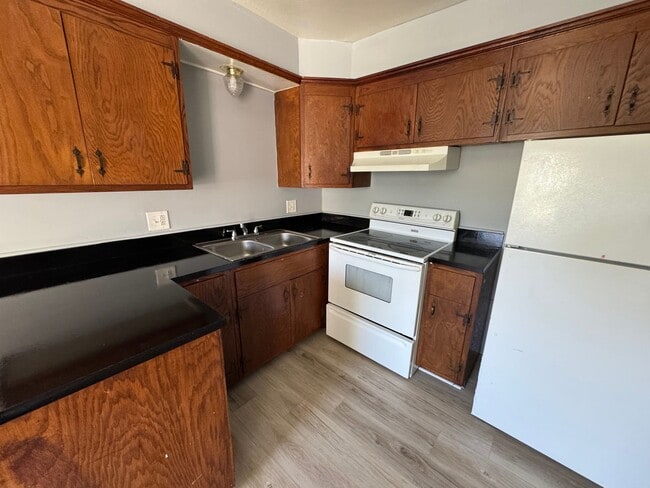 Building Photo - Warren Park 2 Bedroom Apartment with Balcony