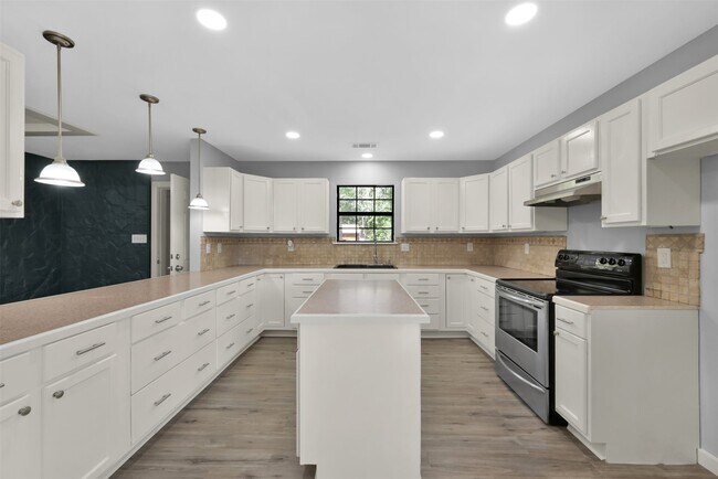 Building Photo - 15876 Pecan Dr