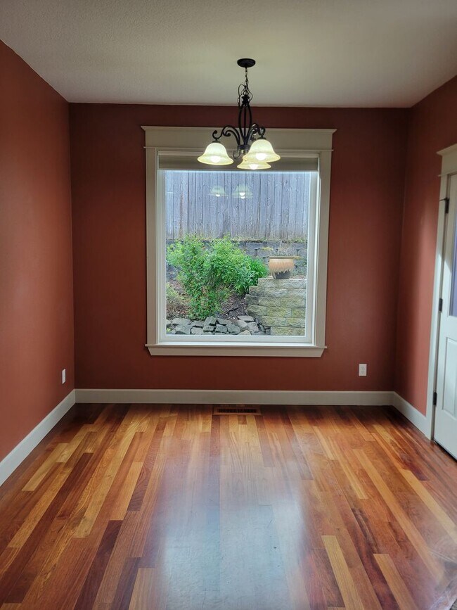 Building Photo - Immaculate 5 Bedroom West Salem Home With a View