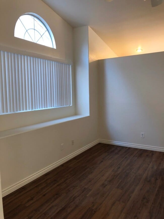 Building Photo - Beautiful Single Story Home