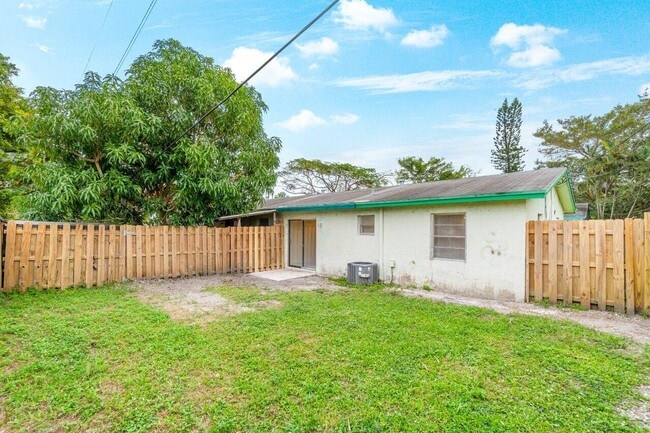 Building Photo - 4907 Gulfstream Rd