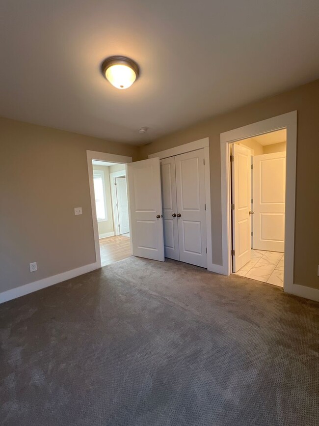 Building Photo - Beautiful Newer Build: Three Bedrooms in t...