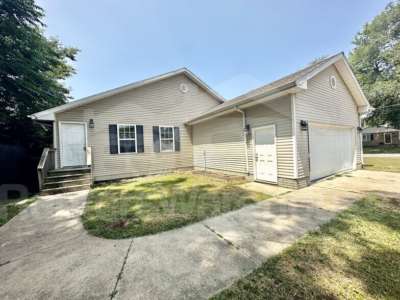 Primary Photo - 300 W North St