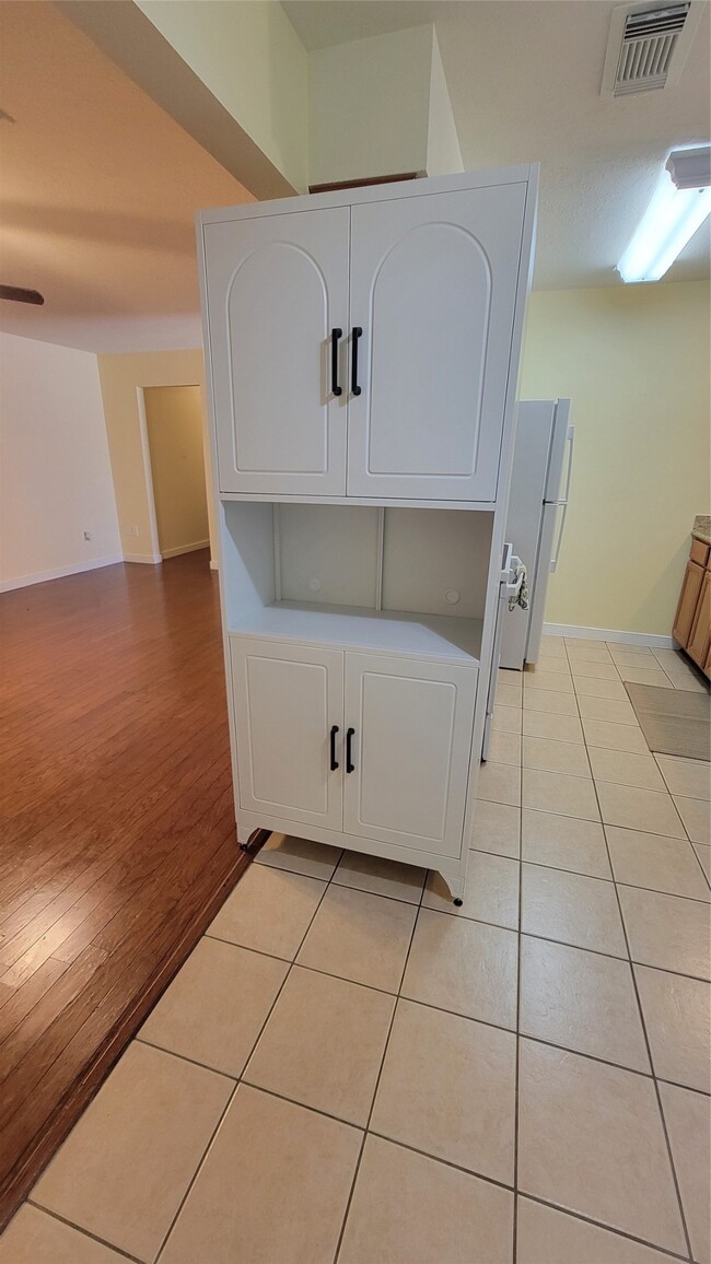 Building Photo - 115 N Shirley St