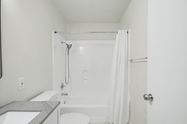 Building Photo - 1125 Henderson Ave