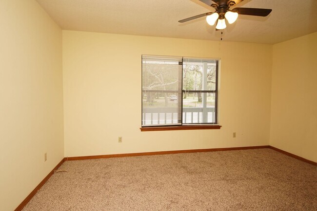 Building Photo - Waterfront Townhome in Central Niceville