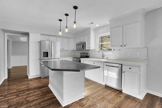 Building Photo - 4 br, 3 bath House - 8647 Eagles Nest Dr
