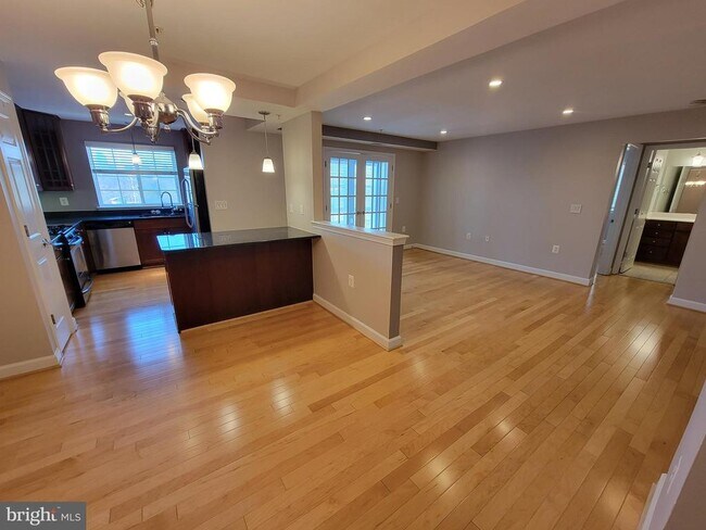 Building Photo - 4151 S Four Mile Run Dr