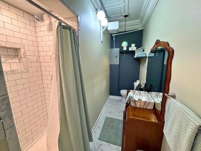 Building Photo - 109 W Laurel Ave