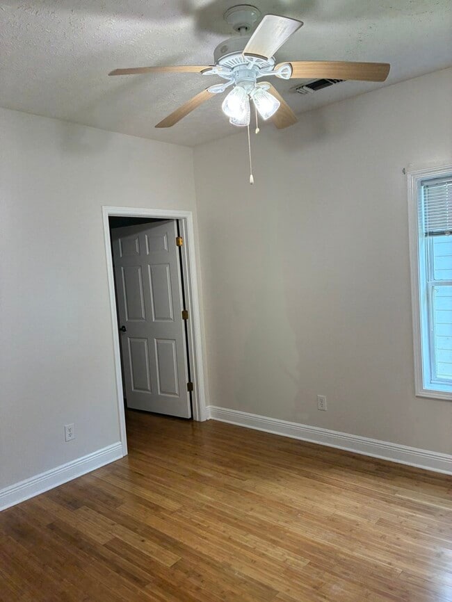 Building Photo - Beautiful 2/1 duplex in bay St. Louis