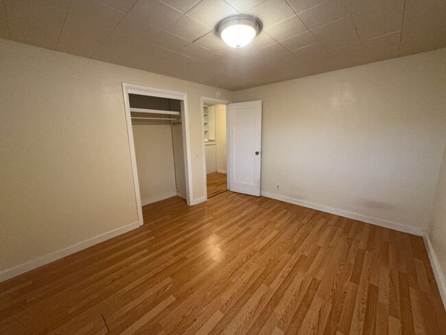 Building Photo - Pet-friendly 3 Bedroom 1 Bath Home close to the Beach!