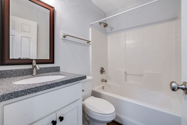 Building Photo - Updated 3BR Home with Fenced Yard in the H...