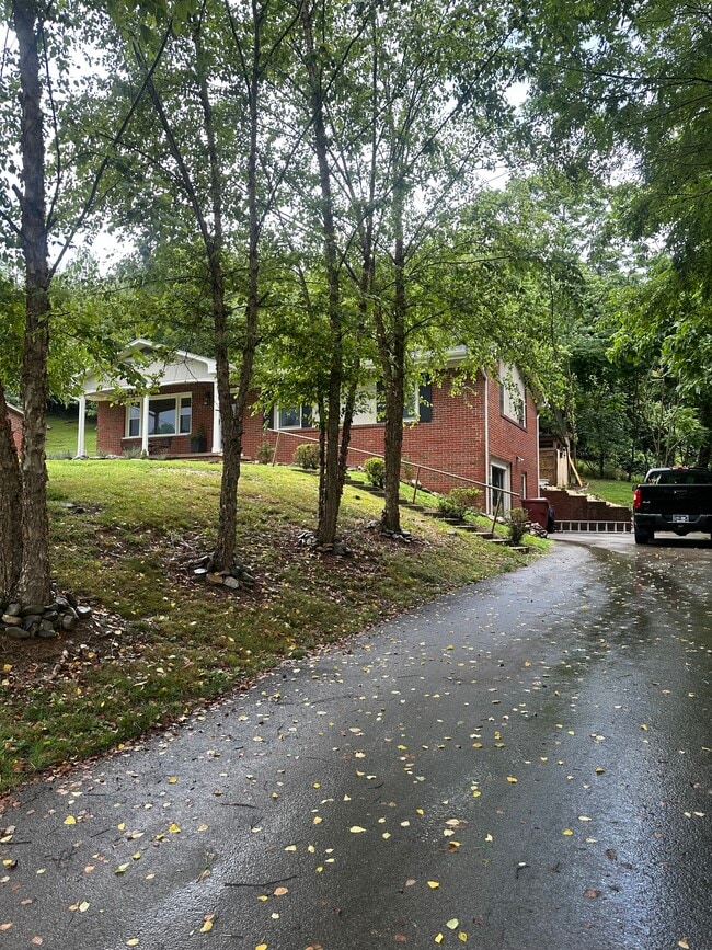 Building Photo - 615 Pine Ridge Rd