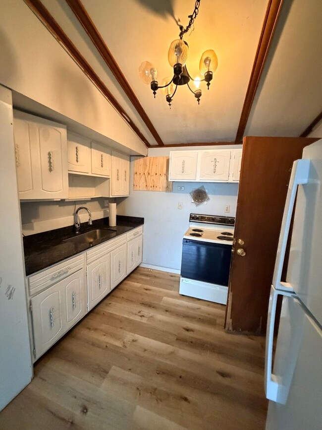 Building Photo - MadKooy-425 W 27th - New