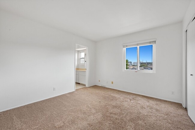 Building Photo - 5430 Linda Vista Rd