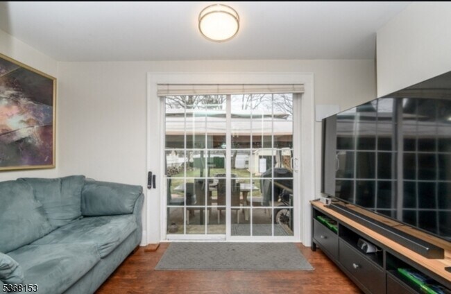 Building Photo - 372 W Hazelwood Ave