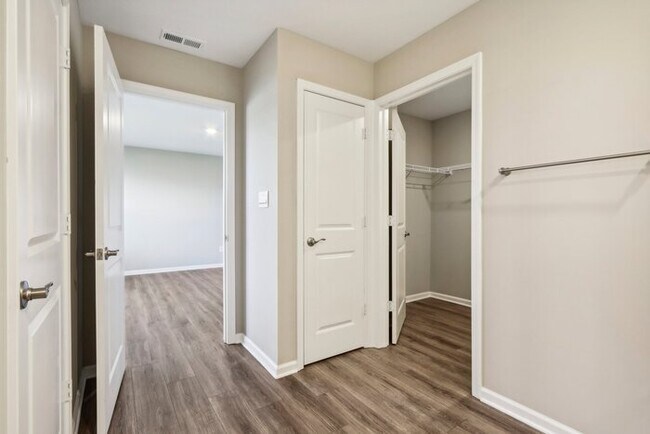 Primary Photo - Fantastic 5bd/3ba home! Let yourself in!