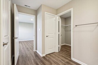 Building Photo - Fantastic 5bd/3ba home! Let yourself in!