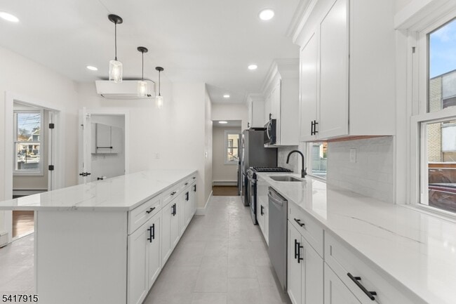 Building Photo - 633 Lafayette Ave