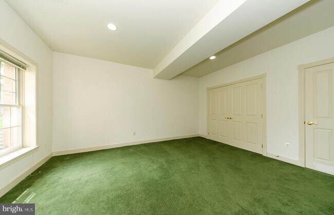 Building Photo - 9005 Edgepark Rd