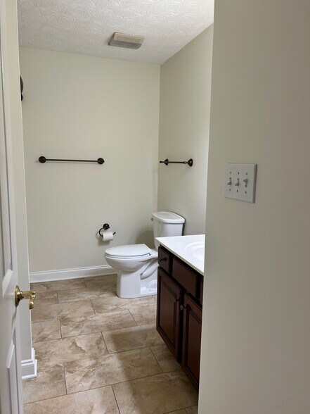 Guest bathroom - 13051 Sanderling Ln